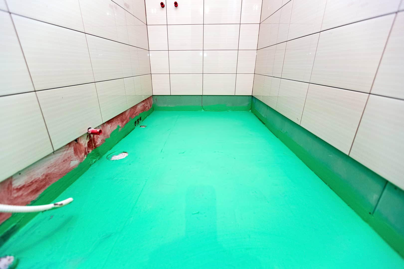 bathroom,with,tiled,walls,and,floor,painted,by,green,colored